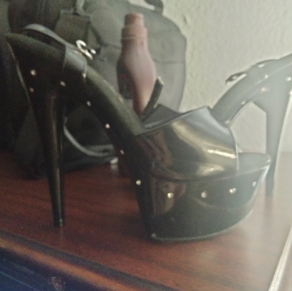 Black and diamond studded heels - Picture 3 of 4